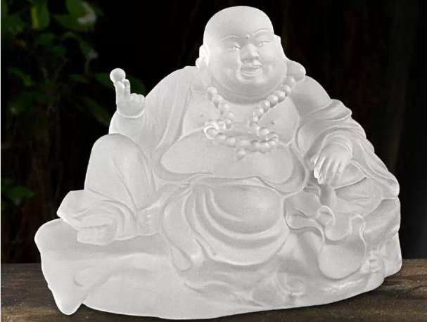 琉璃作為萬佛墻的常用佛（神）像材質，不僅有它本身的材質優勢還有佛家自身的內涵